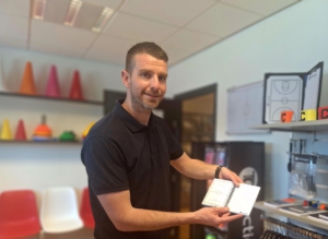 Ron Meijer laat een coachboekje zien